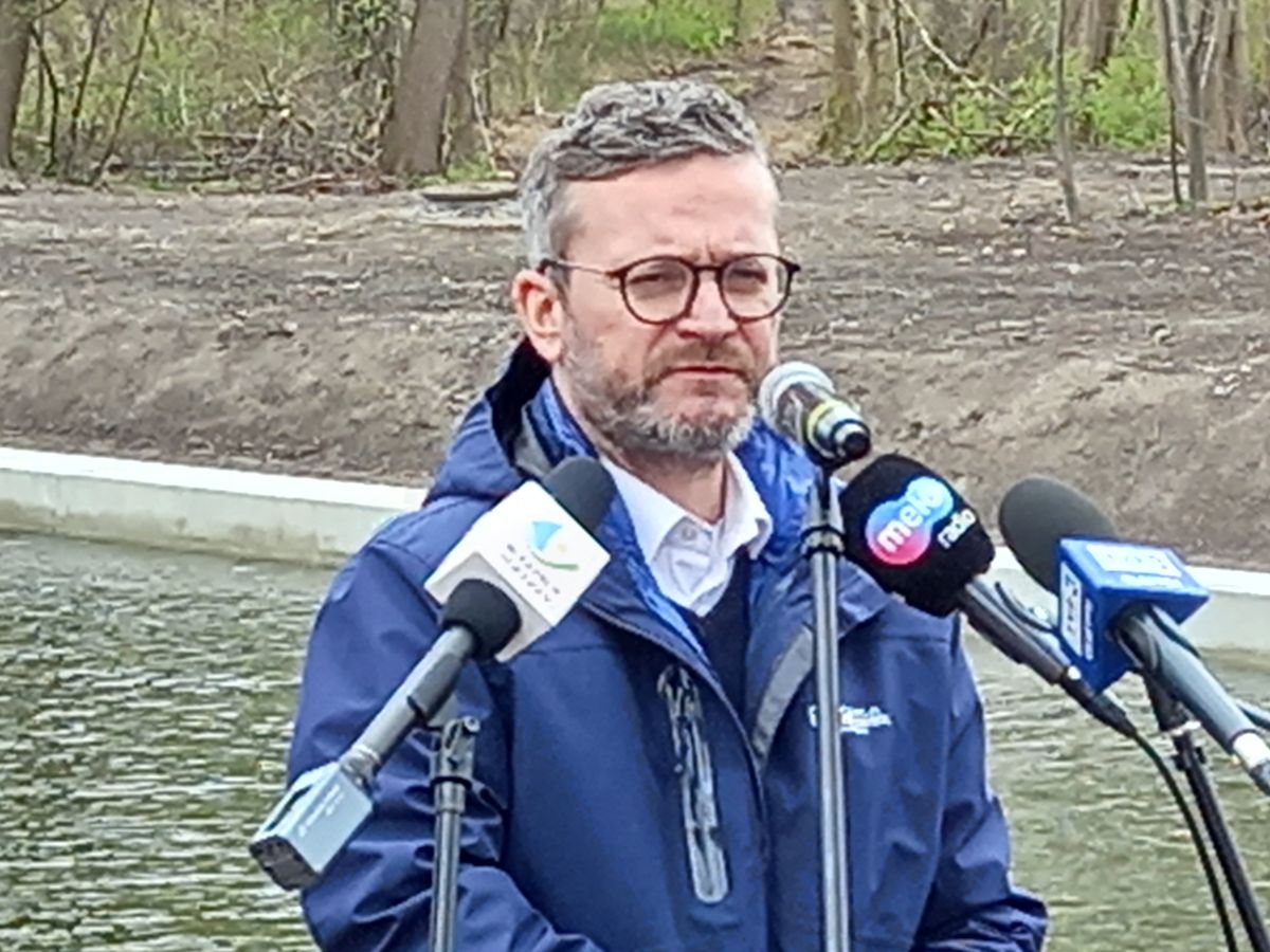 Wiceminister Grzegorz Witkowski z Ministerstwa Infrastruktury podczas otwarcia sezonu żeglugowego 2022 