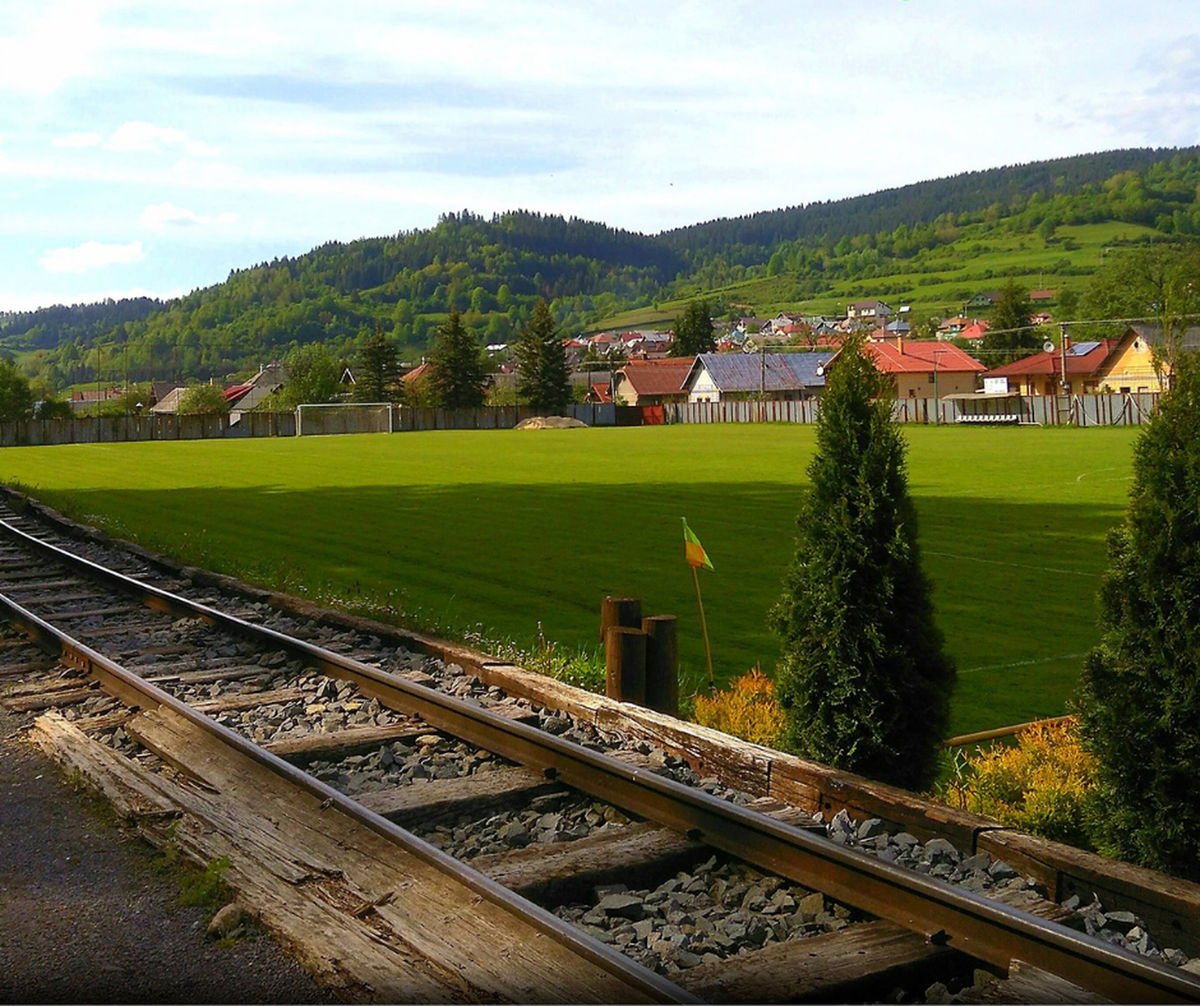 W słowackim Čiernym Balogu między boiskiem i trybunami są tory kolejowe