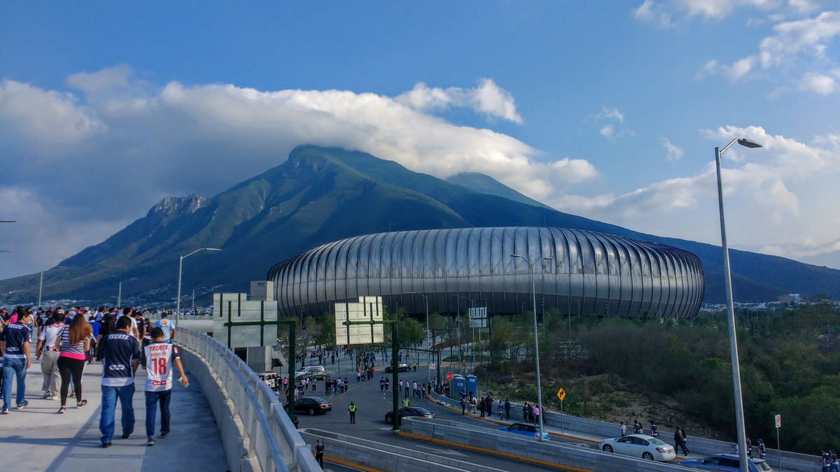 Meksykański stadion w Monterrey z widokiem na majestatyczne szczyty Sierra Madre
