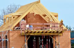 Przystępując do szacowania kosztów budowy domu, należy założyć przynajmniej 10% bufor bezpieczeństwa. 