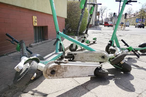 Straż miejska w Olsztynie może zabrać porzuconą hulajnogę na strzeżony parking