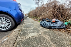 Śmieci na Zatorzu w Olsztynie zalegają od dawna. Dlaczego nikt ich nie sprząta?