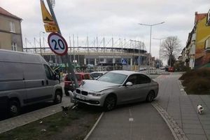 Policjant rozbił nieoznakowane BMW o latarnię. Miał 2 promile