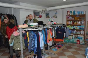 Uchodźcy z Ukrainy są stałymi klientami sklepiku „Półki dobra