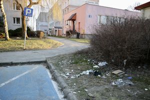Odpady budowlane zalegają na olsztyńskich osiedlach. Kto ma je posprzątać?