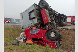 W UNIERZYŻU NA S7 TIR WPADŁ DO ROWU