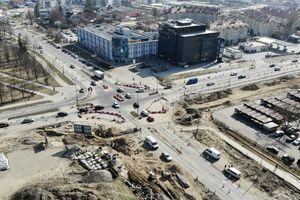Budowa linii tramwajowej z drona. Okolice skrzyżowania Piłsudskiego - Wyszyńskiego