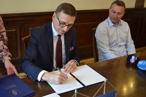 Prezydent Olsztyna podpisał umowę na nasadzenie prawie 2 tys. drzew na terenie miasta