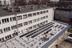 EPEC: montaż paneli fotowoltaicznych na dachu biurowca przy ul. Fabrycznej