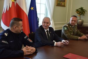 Urząd Marszałkowski w Olsztynie przekazał pół miliona złotych na wsparcie Policji i Straży Granicznej