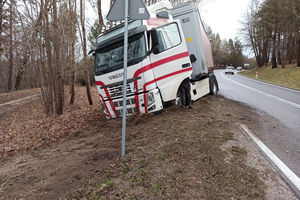Ciężarówka wypadła z drogi na trasie Olsztyn-Ostróda