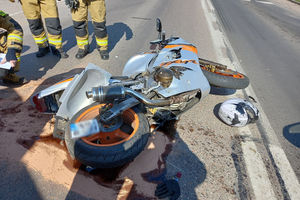 21-latek najechał motocyklem na tył skody