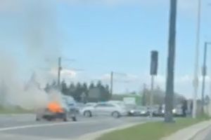 Pożar samochodu w Olsztynie. Volkswagen zapalił się na środku ulicy