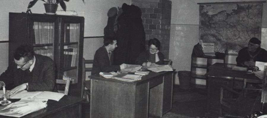 Pokój sędziowski, pierwszy z lewej Ryszard Juszkiewicz, lata 50 XX wieku Fot. Archiwum Sądu Rejonowego w Mławie