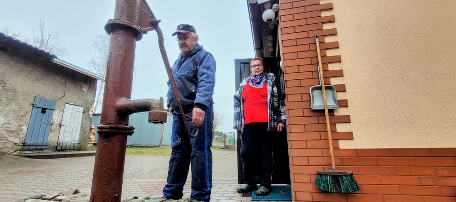 Urszula i Franciszek Śliwińscy przed wejściem do swojego domu