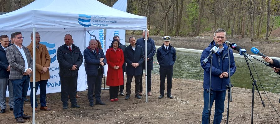 Wiceminister Grzegorz Witkowski z Ministerstwa Infrastruktury podczas otwarcia sezonu żeglugowego 2022 