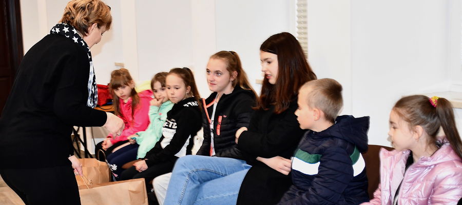 Przekazywanie paczek ukraińskim dzieciom