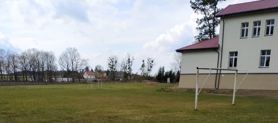 W tym miejscu obecnie jest boisko przy szkole podstawowej w Lasecznie