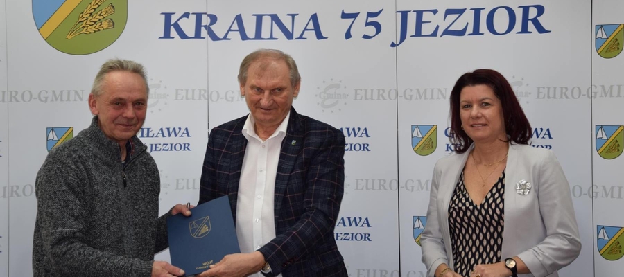 Chwilę po podpisaniu umowy, od lewej strony: Jerzy Łozowski (Dromo), wójt gminy Iława Krzysztof Harmaciński i skarbnik gminy Iława Marlena Baranowicz-Rak