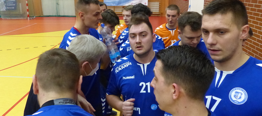 Po środku zdjęcia Patryk Żurawski (Jeziorak Iława, nr 21 na koszulce), który w meczu z Handballem Czersk rzucił osiem bramek