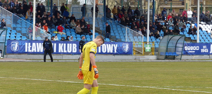 Kacper Włodarczyk, bramkarz Jezioraka, w Barczewie rozegrał dobry mecz, jednak i tak dwa razy musiał wyciągać piłkę z siatki