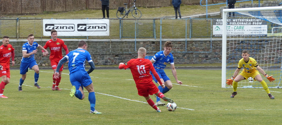 Na zdjęciu IV-ligowe derby powiatu iławskiego — w rozegranym w niedzielę meczu Jeziorak Iława zremisował na swoim terenie 0:0 z Motorem Lubawa