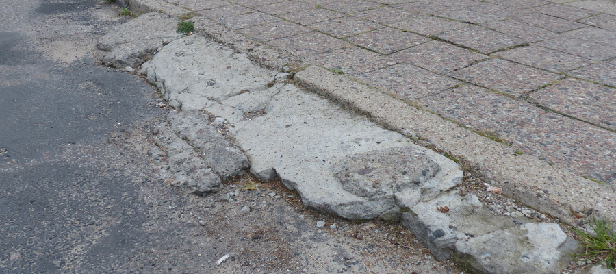 Fragment ulicy i chodnika na Działdowskiej w Iławie