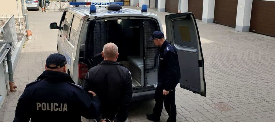 Zatrzymany mieszkaniec gminy Nowe Miasto Lubawskie prowadzony przez policjantów 