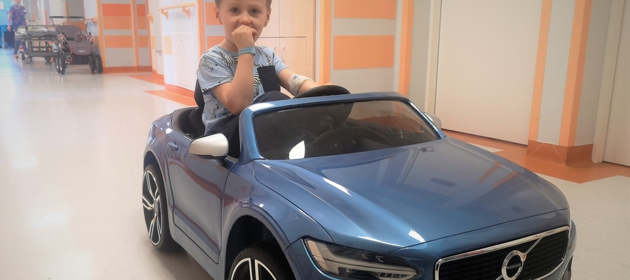 Szymek, pacjent szpitala dziecięcego w Olsztynie, doskonale wiedział, jak prowadzi się Volvo