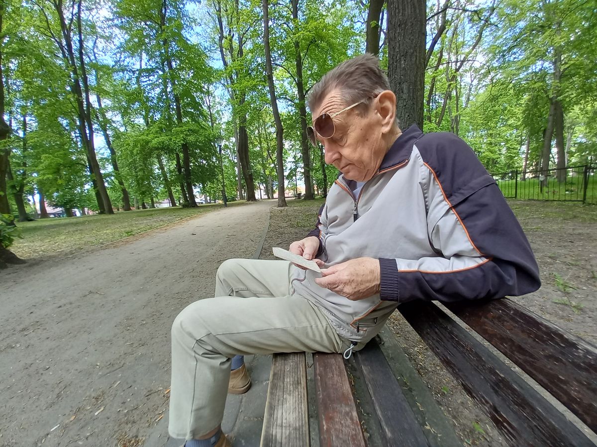 Stefan Lempiecki z listem do mamy napisanym w 1965 r. na korze brzozowej