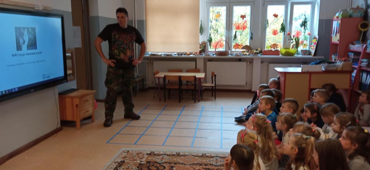 Przedszkolaki z Krasnala poznały nowa wersję bajki o Czerwonym Kapturku