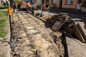 Naprawy i remonty uszkodzonych chodników w Braniewie