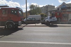 Stłuczka trzech samochodów w centrum. Droga zablokowana