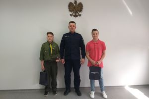 Komendant Powiatowy Policji w Szczytnie podziękował Bartłomiejowi i Mateuszowi za ich godną pochwały postawę obywatelską