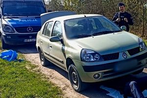 Patrol z Olsztyna pomógł kobiecie naprawić samochód, który zepsuł się w szczerym polu