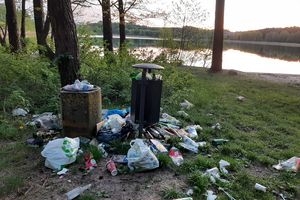 Problem ze śmieciami nad jez. Żbik w Olsztynie. Mieszkańcy biorą sprawy w swoje ręce