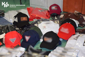 Funkcjonariusze KAS zatrzymali 245 sztuk podrabianej odzieży w Zalewie