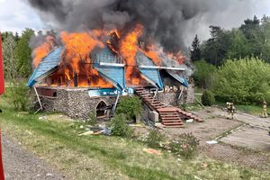 Pożar opuszczonej restauracji na trasie Nidzica-Mława [ZDJĘCIA]