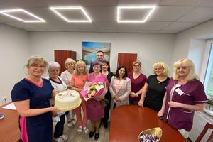 Burmistrz świętuje z pielęgniarkami