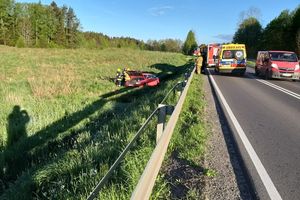Wypadek pod Olsztynem. Kierowca wypadł z drogi i wylądował w rowie