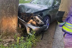 Kierowca mercedesa wjechał w drzewo pod Olsztynem