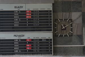 Tablice informacyjne i zegary z remontowanego Dworca Głównego w Olsztynie dostały drugie życie. Teraz będą służyć podróżnym w Koronowie