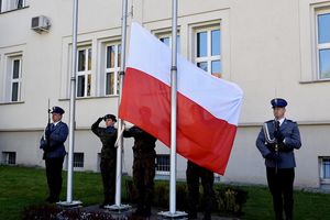 Dzień Flagi Rzeczypospolitej Polskiej. Uroczyste podniesienie na maszt flagi państwowej przed budynkiem Urzędu Wojewódzkiego w Olsztynie
