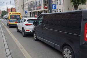 Kierowca busa rozbił nowego hyundaia i infiniti pod Urzędem Wojewódzkim w Olsztynie