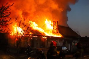 Strażacy po ugaszeniu pożaru stodoły pod Olsztynem znaleźli zwęglone ciało