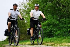 Strażnicy miejscy wskakują na rowery i ruszają patrolować Olsztyn
