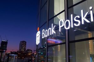 PKO BP na apel premiera podnosi oprocentowania lokat bankowych.