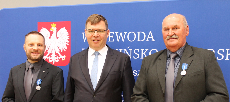 Pp. Różycki (l) oraz Jusiel (p) otrzymali prezydenckie medale z rąk wojewody Chojeckiego