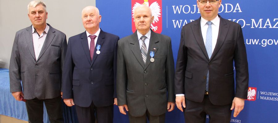 Od lewej: Krzysztof Krzywodajć, Józef Lisowski, Zdzisław Bereśniewicz oraz wojewoda Artur Chojecki
