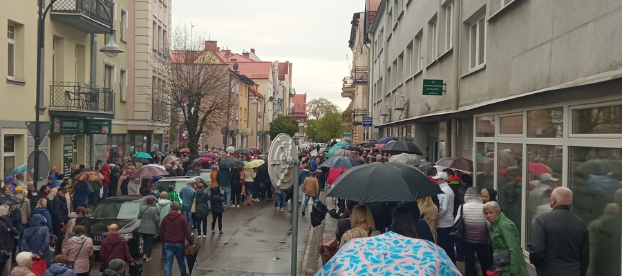 Protest mieszkańców przeciwko wysokim podwyżkom czynszów w SM "Świt"; Ełk, 6 V 22 r.